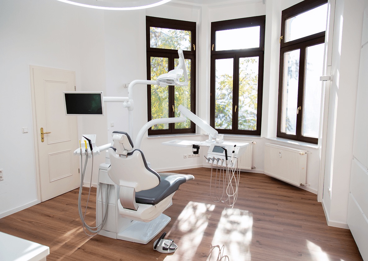 Behandlungszimmer im Zahnzentrum Leipzig mit Blick in den Hof