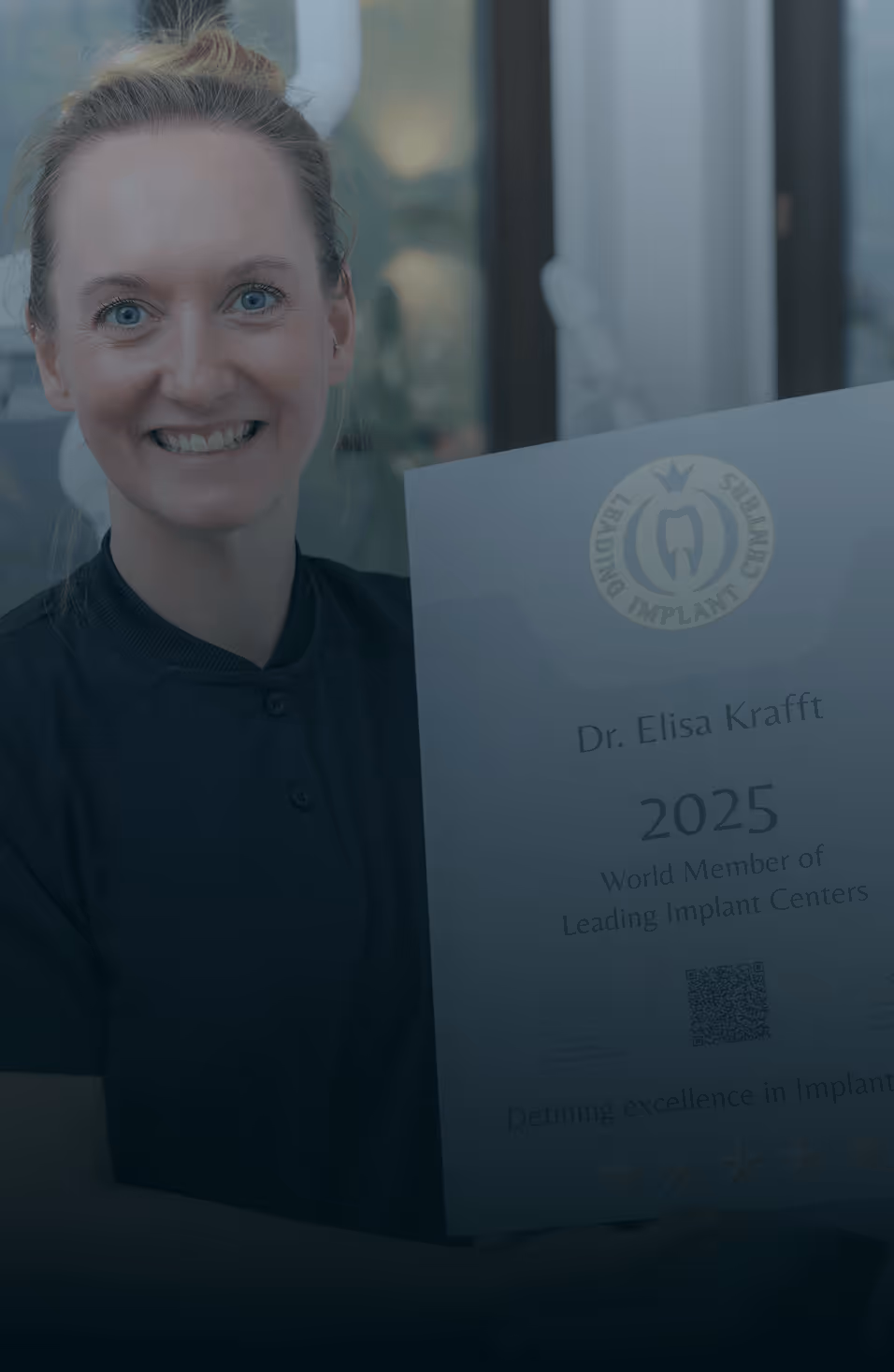 Dr. Elisa Krafft mit der Urkunde der Leading Implant Centers