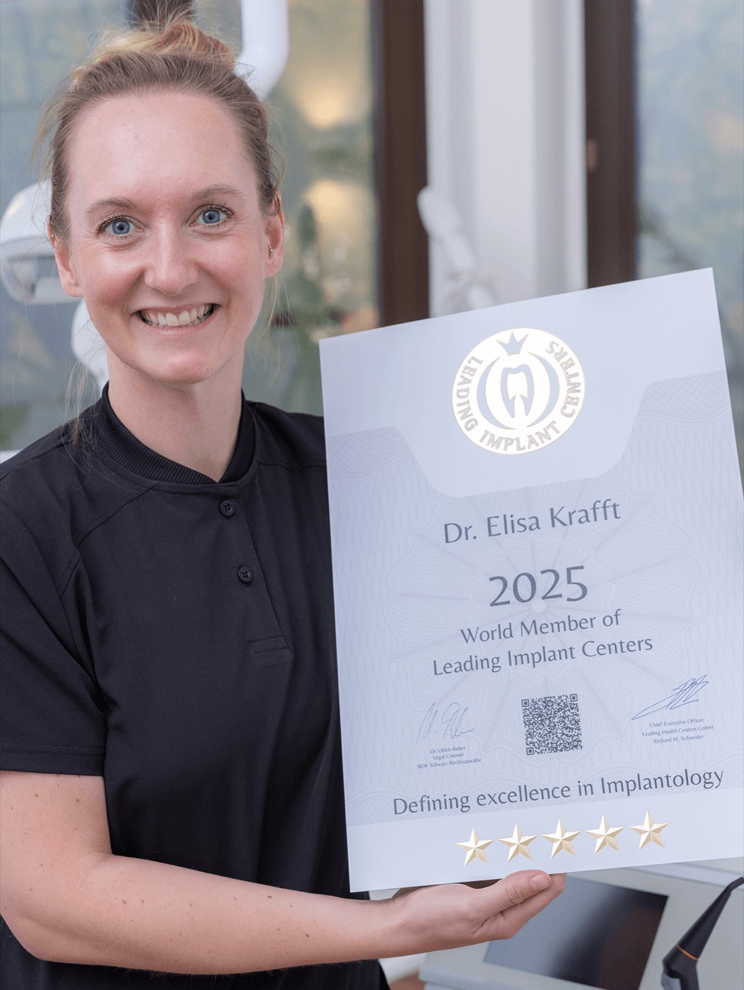 Dr. Elisa Krafft mit der Urkunde der Leading Implant Centers